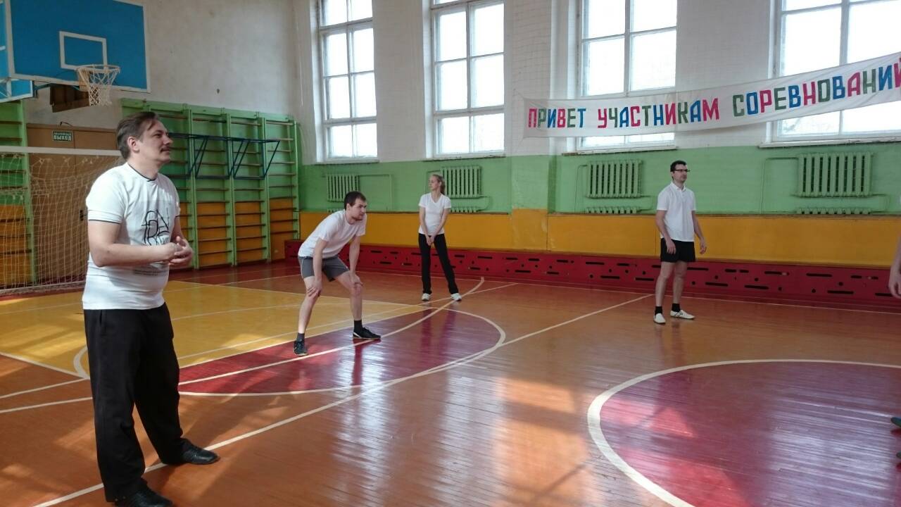 В волейбол со старшеклассниками сыграли следователи и прокуроры Псковской области